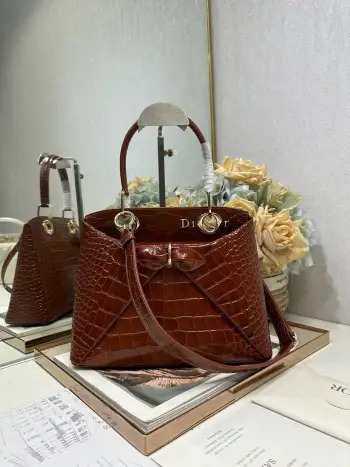 <p> Dior 春夏新品蝴蝶结手提包 鳄鱼纹 金棕 新设计的轮廓与造型 配色 丰富 适配多人 型号 0737</p><p>尺寸 28*10*22 长*宽*高 </p>