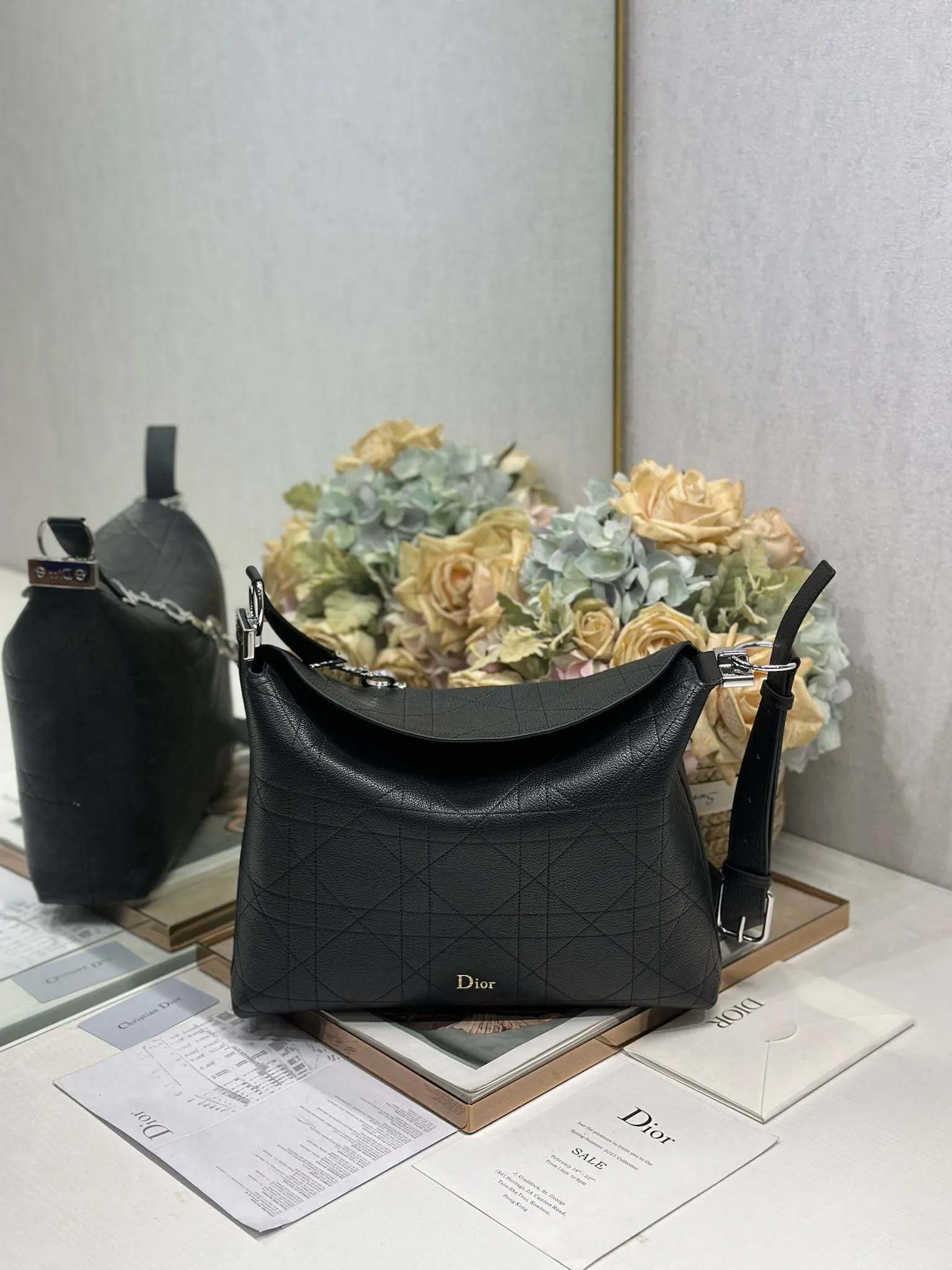 原单迪奥女包|高仿迪奥女包|精仿迪奥女包|一比一迪奥女包<p>Christian Dior 2026春夏中号手袋系列   黑色山羊纹浅金扣 </p><p>经典的New Look造型被重新诠释 </p><p>型号 1412</p><p>尺寸 33×27×9cm</p>