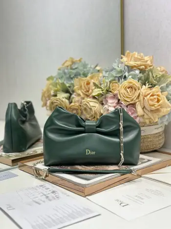 <p>Dior-LAMBSKIN 2026春夏 新款手袋  绿色 浅金链 LAMBSKIN链条包 全新的包形 小牛皮革的质感 优雅大气 款式实用 可收纳各种日常用品 是日装和晚装的理想良伴 可拆卸链条以蝴蝶结点缀更显精致 可手提或斜挎 型号 0714尺寸 27×8×18cm 长×宽×高 </p>