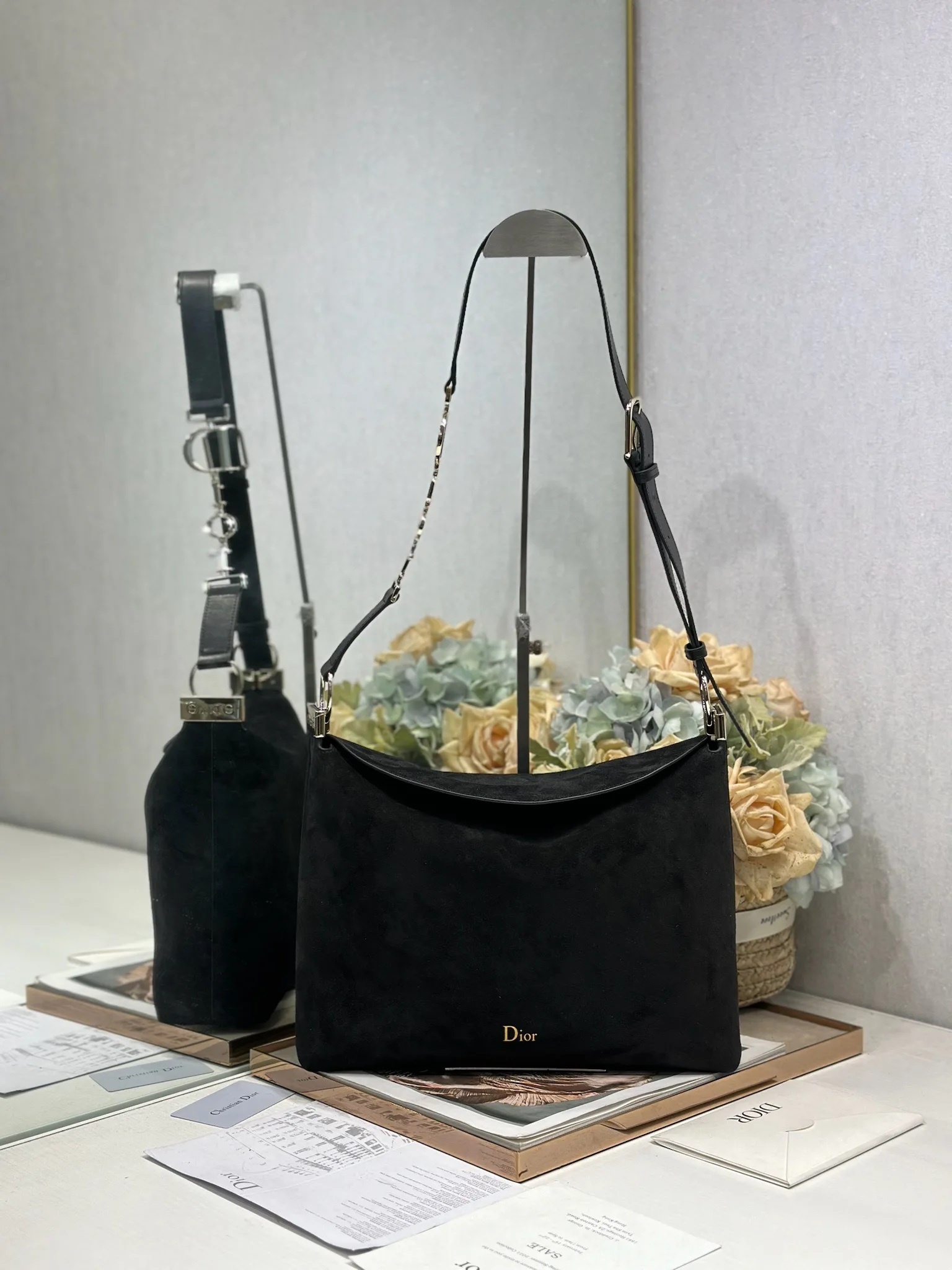 原单迪奥女包|高仿迪奥女包|精仿迪奥女包|一比一迪奥女包<p>Christian Dior 2026春夏中号手袋系列   黑绒拼皮浅金扣 </p><p>经典的New Look造型被重新诠释 </p><p>型号 1412</p><p>尺寸 33×27×9cm</p>