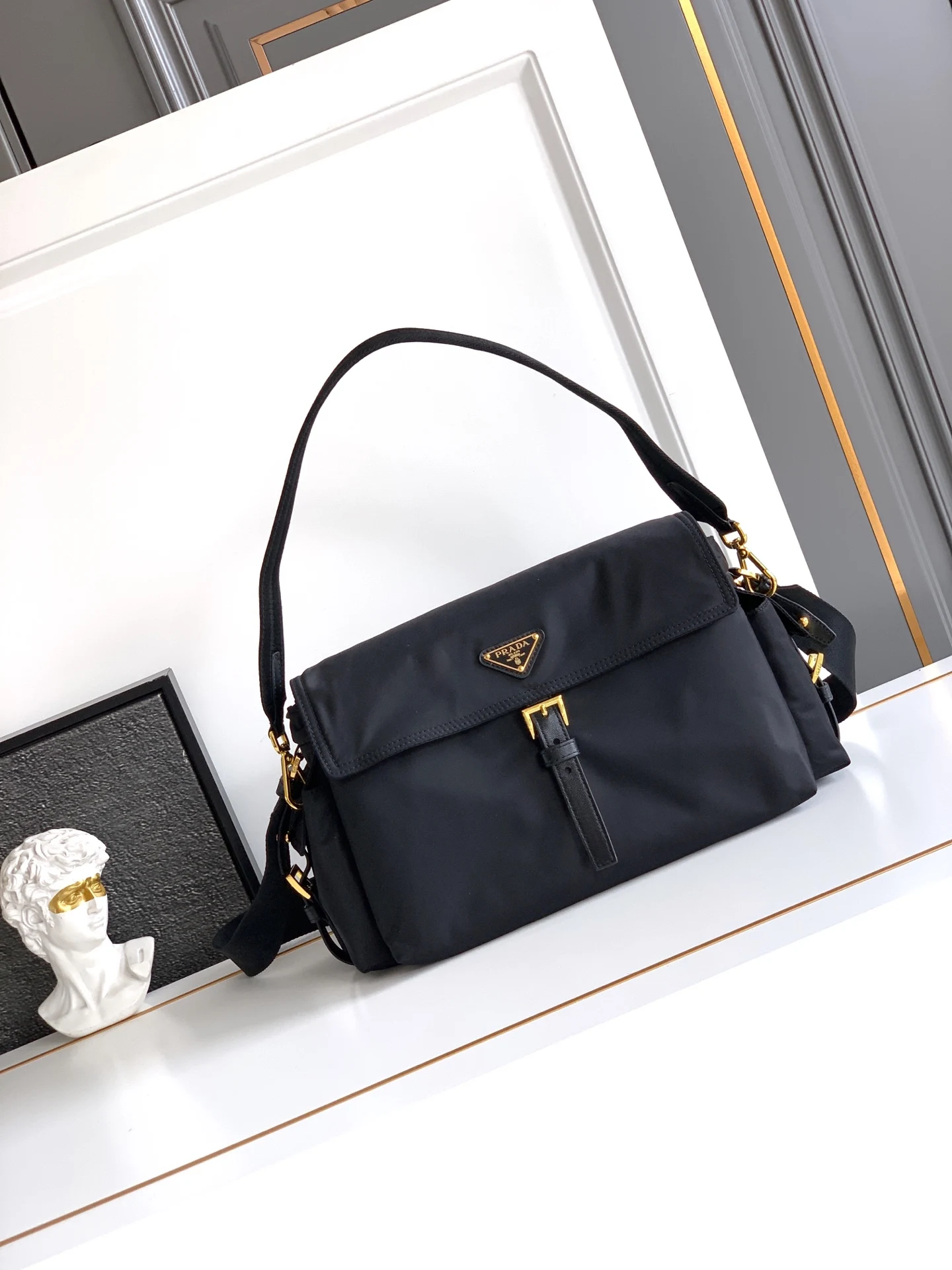 原单普拉达男包|高仿普拉达男包|精仿普拉达男包|一比一普拉达男包<p>新款邮差包大号这款手袋完美融合精致与功能性 采用再生尼龙材质 轮廓柔和 配有多个口袋 轻盈实用的设计结合运动与百搭素 饰有涂珐琅三角形金属徽标 搭配皮革细节 配有2条肩带可拆卸 容量大 太完美 又是一款永久不过时爆款 大号男女共用 赶紧入手吧</p><p>型号 1BD391</p><p>尺寸 37.5x19x12cm</p>