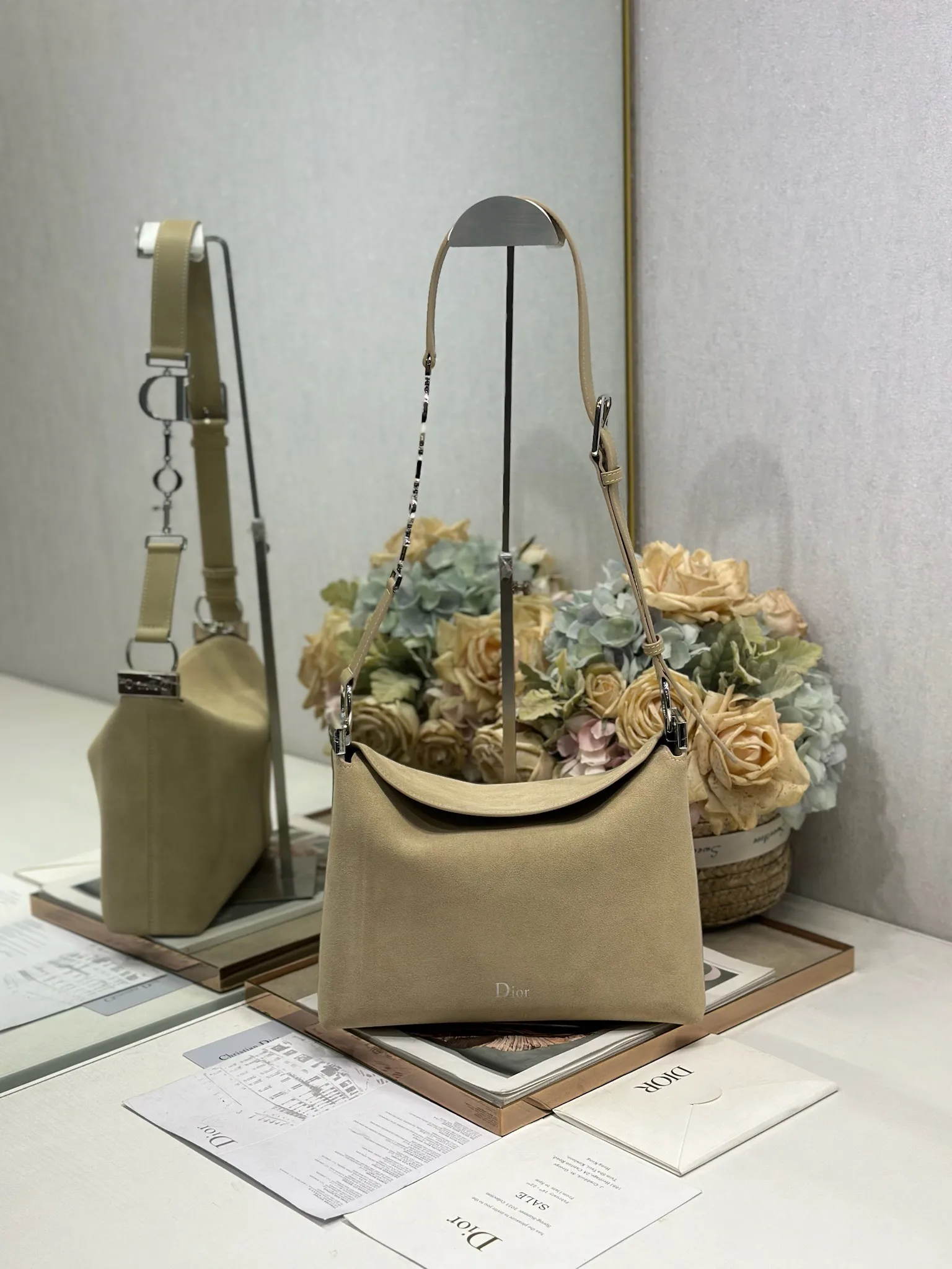 原单迪奥女包|高仿迪奥女包|精仿迪奥女包|一比一迪奥女包<p>Christian Dior 2026春夏小号手袋系列   杏绒拼皮银扣 </p><p>经典的New Look造型被重新诠释 </p><p>型号 1411</p><p>尺寸 28×24×8cm</p>