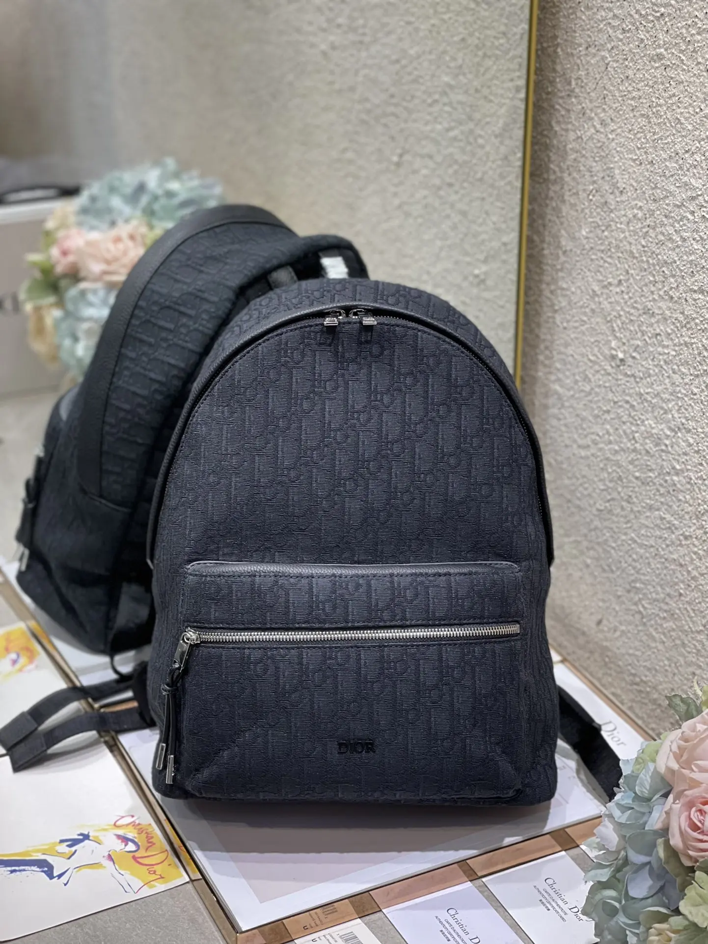原单迪奥双肩包|高仿迪奥双肩包|精仿迪奥双肩包|一比一迪奥双肩包<p> 大号 𝐷𝑖𝑜𝑟𝑂𝑏𝑙𝑖𝑞𝑢𝑒双肩背包可以当情侣款的DI0R Oblique双肩背包来喇在老花的基础上还有金属材质的小Logo 软萌软萌的 帆布的材质十分轻便 容量大 重量小 实用颜值又在线大号 30x15x42 CM小号 29x12x32 CM</p>