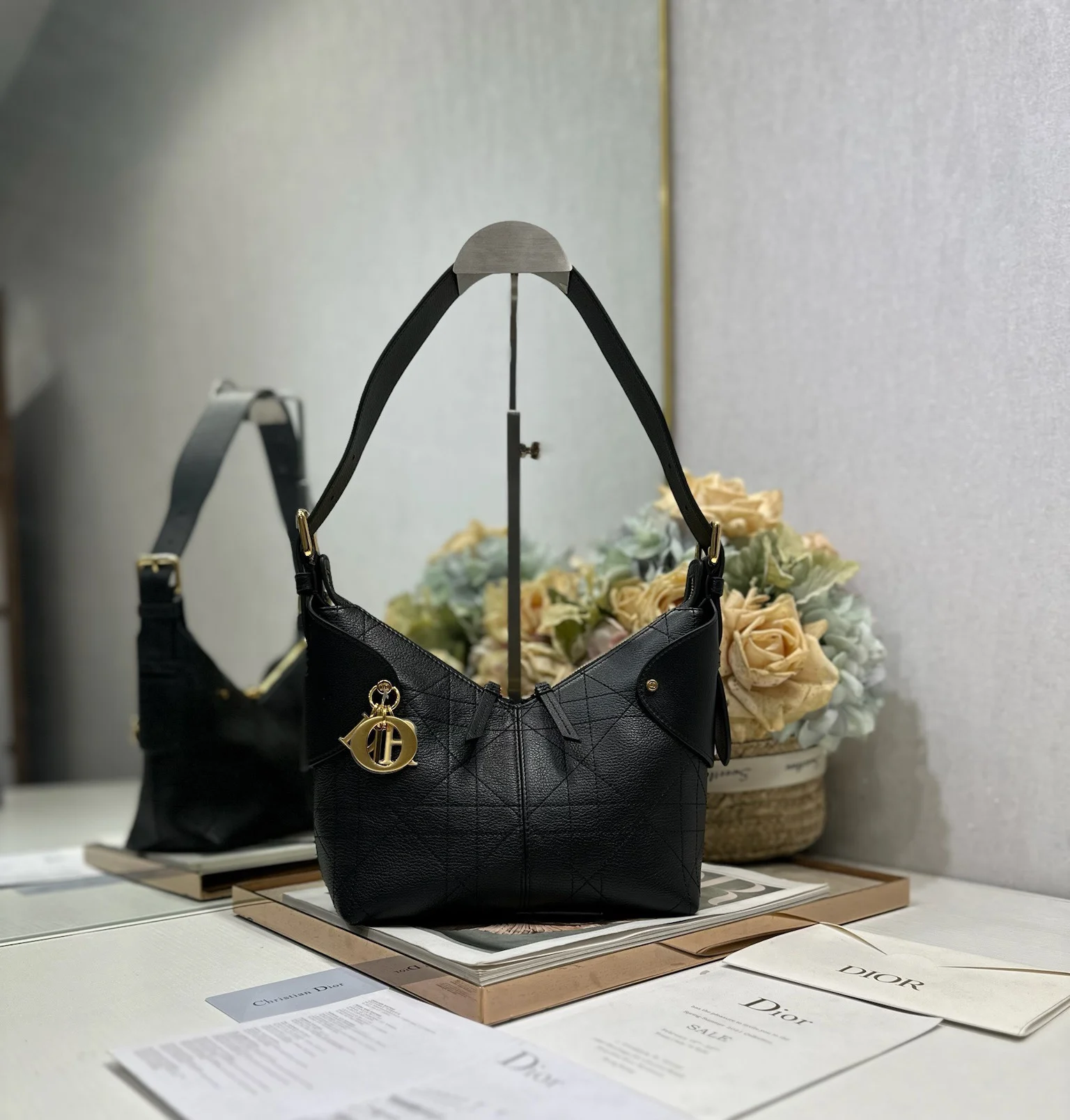 原单迪奥女包|高仿迪奥女包|精仿迪奥女包|一比一迪奥女包<p> 小号 Dior Voyage 手袋 山羊纹黑色 采用黑色粒面牛皮革精心制作 饰以扁平超大藤格纹缉面线 焕新演绎 Dior 的经典图案 小号款式 顶部手柄搭配可调节搭扣 可肩背 是日常造型的理想良伴 型号 2846</p><p>尺寸 22 x 15 x 9.5 厘米 长 x 高 x 宽 </p>