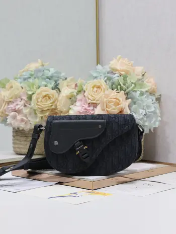 <p>Dior马鞍信使包 黑布 这款马鞍信使包是二零二四秋季男装系列新品 精巧时尚 采用黑色 Oblique 印花面料精心制作 搭配黑色粒面牛皮革马鞍翻盖 点缀以铝扣提升格调 可肩背或斜挎 内侧饰有 Dior 压花标志型号 325尺寸 24 x 16.5 x 5.5 厘米 长 x 高 x 宽 </p>