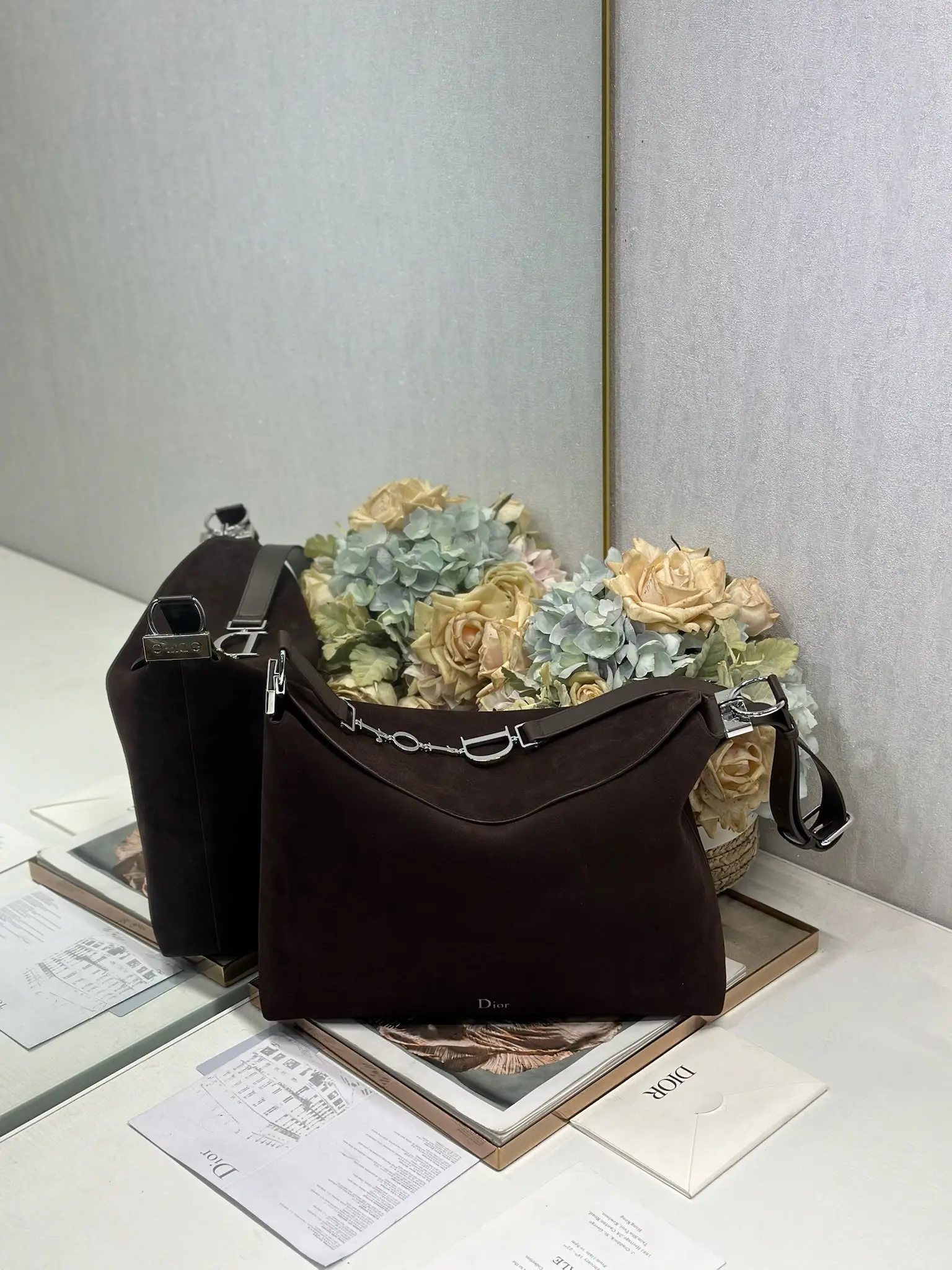 原单迪奥女包|高仿迪奥女包|精仿迪奥女包|一比一迪奥女包<p>Christian Dior 2026春夏大号手袋系列   咖绒拼皮银扣 </p><p>经典的New Look造型被重新诠释 </p><p>型号 1414</p><p>尺寸 39×29×11cm</p>