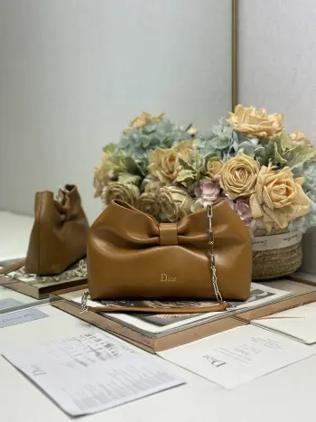 <p>Dior-LAMBSKIN 2026春夏 新款手袋  杏色 浅金链 LAMBSKIN链条包 全新的包形 小牛皮革的质感 优雅大气 款式实用 可收纳各种日常用品 是日装和晚装的理想良伴 可拆卸链条以蝴蝶结点缀更显精致 可手提或斜挎 型号 0714尺寸 27×8×18cm 长×宽×高 </p>