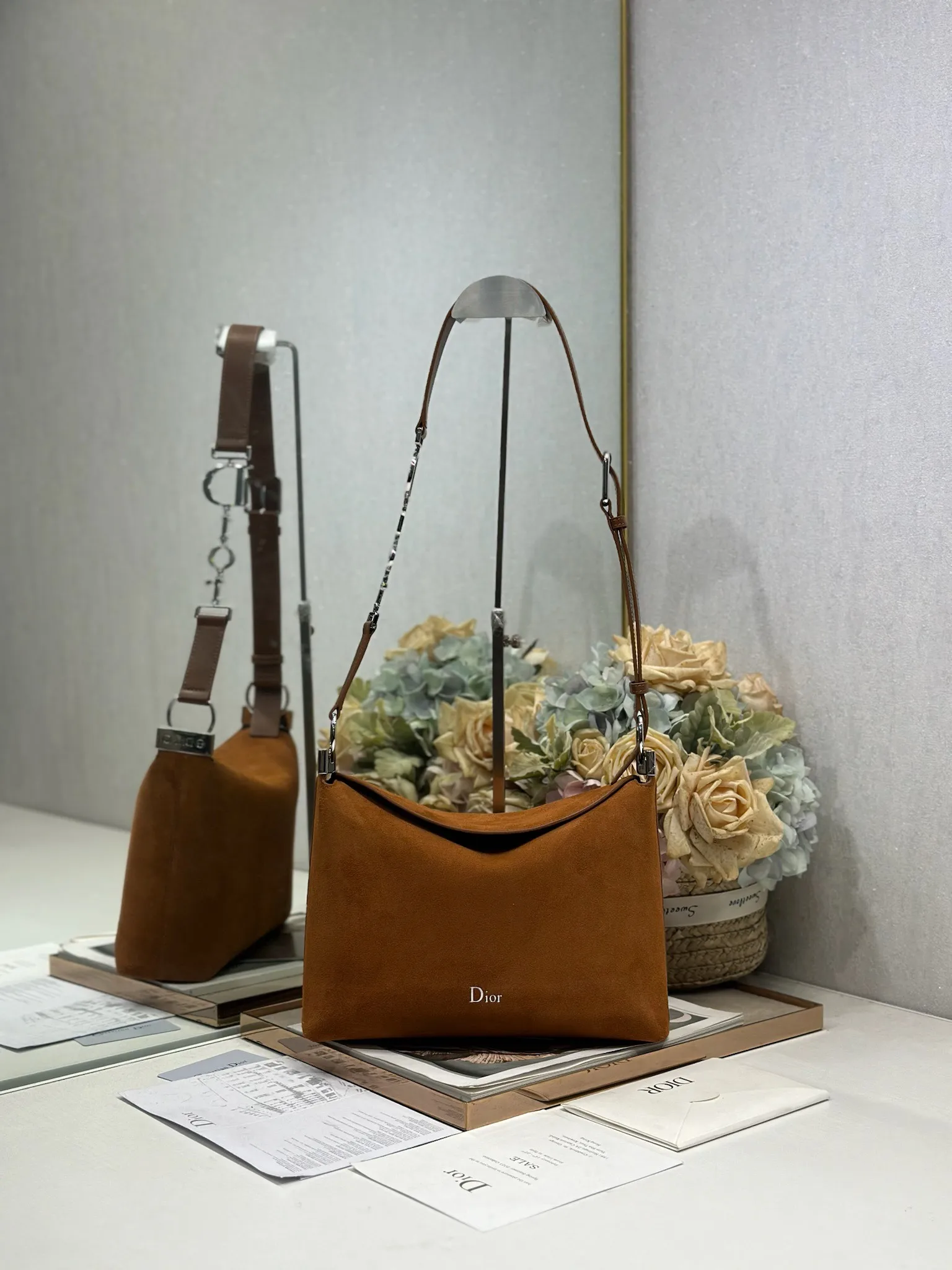 原单迪奥女包|高仿迪奥女包|精仿迪奥女包|一比一迪奥女包<p>Christian Dior 2026春夏小号手袋系列   棕绒拼皮银扣 </p><p>经典的New Look造型被重新诠释 </p><p>型号 1411</p><p>尺寸 28×24×8cm</p>