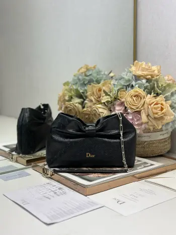 <p>Dior-LAMBSKIN 2026春夏 新款手袋  鸵鸟黑色 浅金链 LAMBSKIN链条包 全新的包形 小牛皮革的质感 优雅大气 款式实用 可收纳各种日常用品 是日装和晚装的理想良伴 可拆卸链条以蝴蝶结点缀更显精致 可手提或斜挎 型号 0714尺寸 27×8×18cm 长×宽×高 </p>