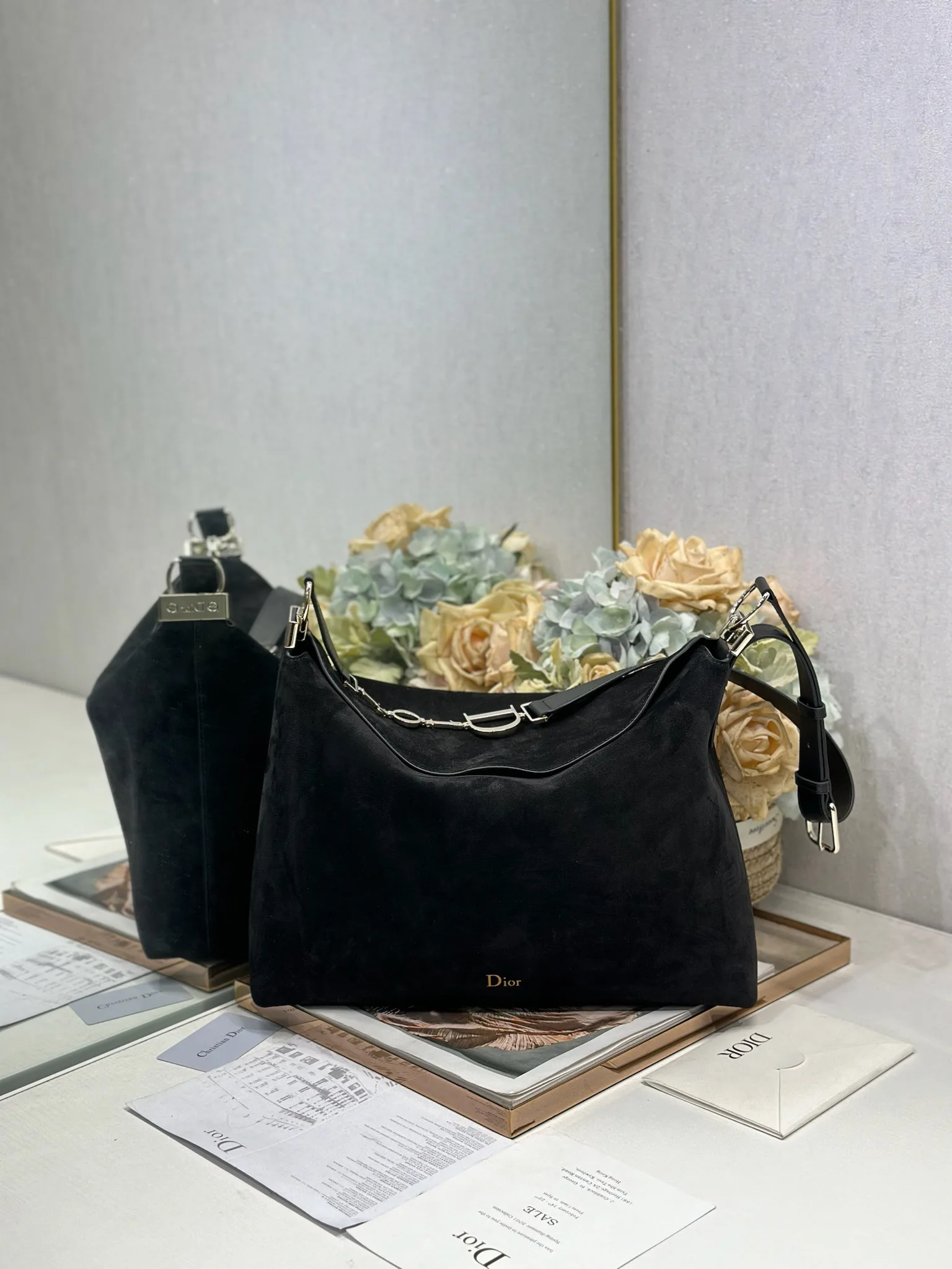 原单迪奥女包|高仿迪奥女包|精仿迪奥女包|一比一迪奥女包<p>Christian Dior 2026春夏大号手袋系列   黑绒拼皮浅金扣 </p><p>经典的New Look造型被重新诠释 </p><p>型号 1414</p><p>尺寸 39×29×11cm</p>