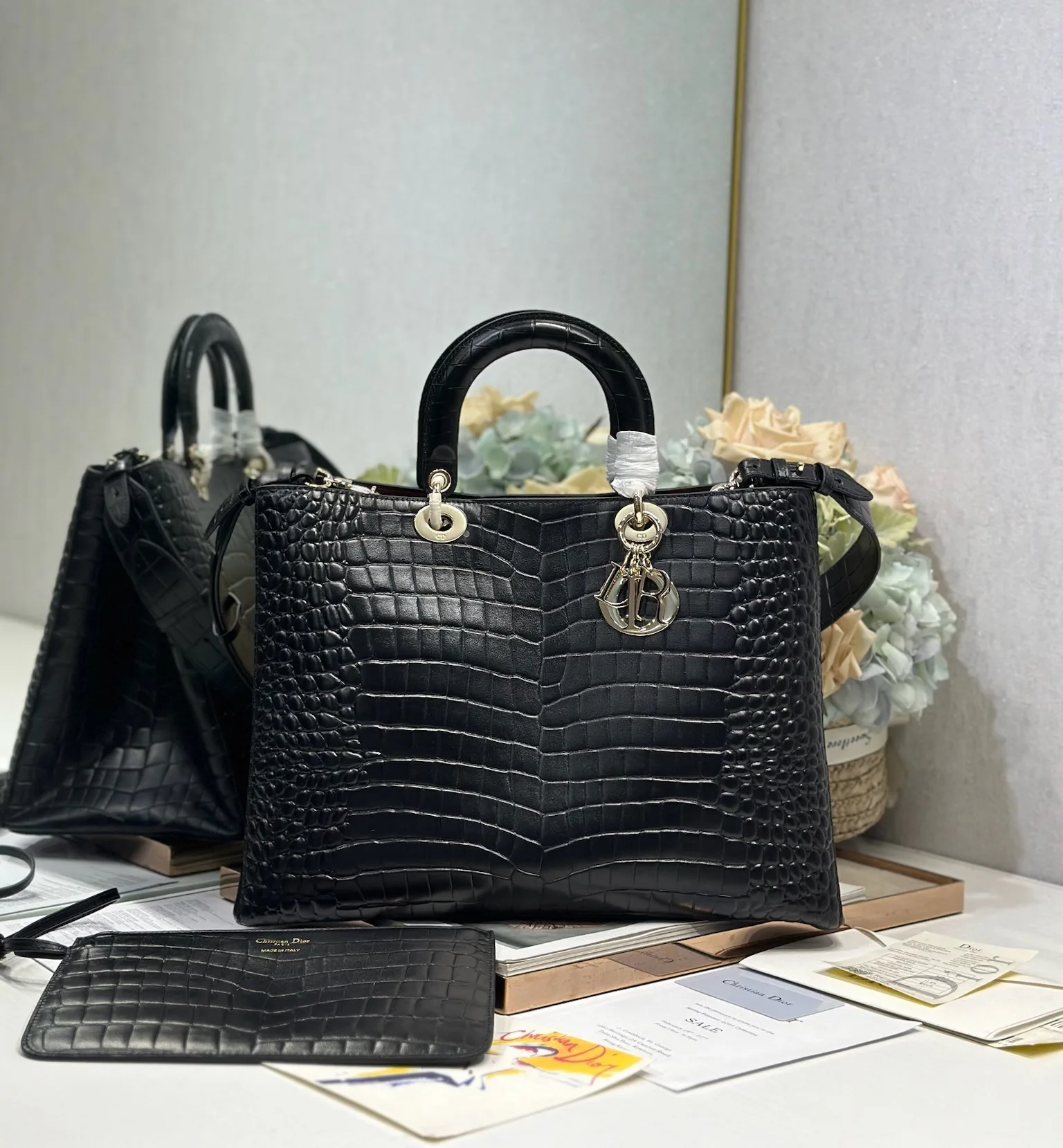 原单迪奥女包|高仿迪奥女包|精仿迪奥女包|一比一迪奥女包<p>Dior Toujours 手袋 黑色鳄鱼纹大号 这款Dior Toujours 手袋于秋冬系列发布秀精彩亮相,休闲实用的设计别具一格.采用黑色鳄鱼纹牛皮革精心制作,宽敞的内部隔层搭配小袋, 可拆卸内部小袋 可调节皮革手柄 内含防尘袋 型号 2833尺寸 37×26×18cm</p>