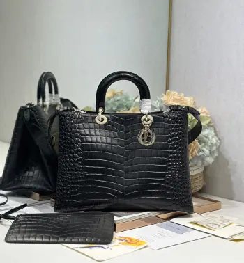 <p>Dior Toujours 手袋 黑色鳄鱼纹大号 这款Dior Toujours 手袋于秋冬系列发布秀精彩亮相,休闲实用的设计别具一格.采用黑色鳄鱼纹牛皮革精心制作,宽敞的内部隔层搭配小袋, 可拆卸内部小袋 可调节皮革手柄 内含防尘袋 型号 2833尺寸 37×26×18cm</p>