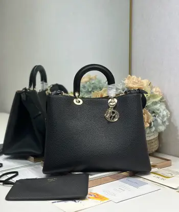 <p>Dior Toujours 手袋 黑色荔枝纹大号 这款Dior Toujours 手袋于秋冬系列发布秀精彩亮相,休闲实用的设计别具一格.采用黑色荔枝纹牛皮革精心制作,可轻松手提. CD Lock和系带开合 DIOR吊饰 可拆卸内部小袋 可调节皮革手柄 内含防尘袋 型号 2833尺寸 37×26×18cm</p>