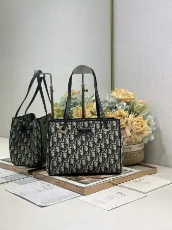 <p>Dior新款小号购物袋 这款购物袋由乔纳森 安德森 (Jonathan Anderson) 为 Dior 倾情打造 实用宽敞的设计饰以精美蝴蝶结提升格调 展现 Dior 的全新标志细节 可手提 肩背或斜挎 磁性开合正面饰以 Dior 标志皮革蝴蝶结顶部滑动式皮革手柄 搭配 CD 标志孔眼</p><p>内部拉链口袋</p><p>内部插袋</p><p>型号 1410</p><p>尺寸 27 x 19 x 13.5 厘米 长 x 高 x 宽</p>