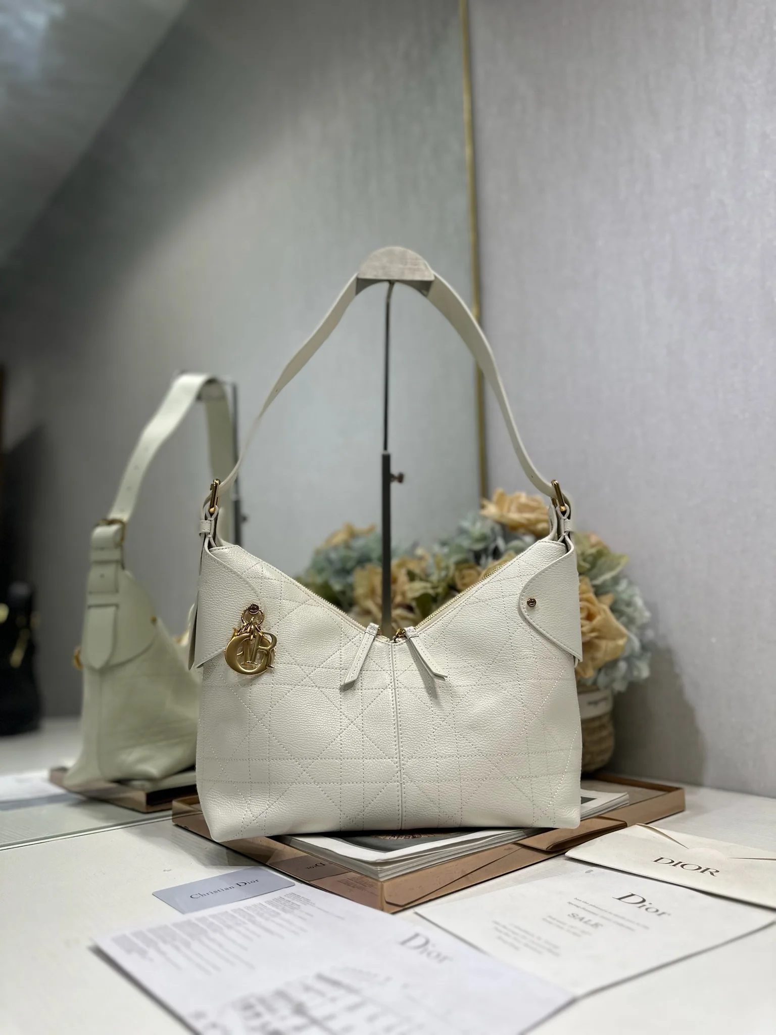 原单迪奥女包|高仿迪奥女包|精仿迪奥女包|一比一迪奥女包<p> 中号 Dior Voyage 手袋 山羊纹白色 采用白色荔面牛皮革精心制作 饰以扁平超大藤格纹缉面线 焕新演绎 Dior 的经典图案 中号款式 顶部手柄搭配可调节搭扣 可肩背 是日常造型的理想良伴 型号 2845</p><p>尺寸 28 x 18 x 12 厘米 长 x 高 x 宽 </p>