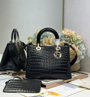 <p>Dior Toujours 手袋 黑色鳄鱼纹中号 这款Dior Toujours 手袋于秋冬系列发布秀精彩亮相,休闲实用的设计别具一格.采用黑色鳄鱼纹牛皮革精心制作,宽敞的内部隔层搭配小袋, 可拆卸内部小袋 可调节皮革手柄 内含防尘袋 型号 2833尺寸 28×21×16cm</p>