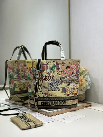 <p>大号 Dior城市明信片 度假风款手袋 曼谷 限定 </p><p>这款城市明信片手袋时尚实用 别具一格 采用各种色彩的刺绣精心制作 饰以曼谷当地人文与Dior高级刺绣相结合 宽敞的内部隔层可收纳各种日常用品 搭配一个小手提袋 大号款式 顶部刺绣手柄搭配可拆卸的刺绣肩带 可手提 肩背或斜挎 </p><p>型号 1288</p><p>尺寸 长34 cm/宽13 cm/高35 cm</p>