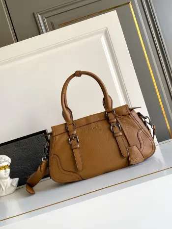 <p>新款手提包这款包袋以设计重返Prada DNA的根源 唤起旅行主题这款紧凑多功能的皮革廓形 质地丰富且纹理不规则 配有可拆卸肩带 可多种方式佩戴 加固的角落 灵感源自旅行包</p><p>型号 1BG604</p><p>尺寸 35x22x11cm</p>