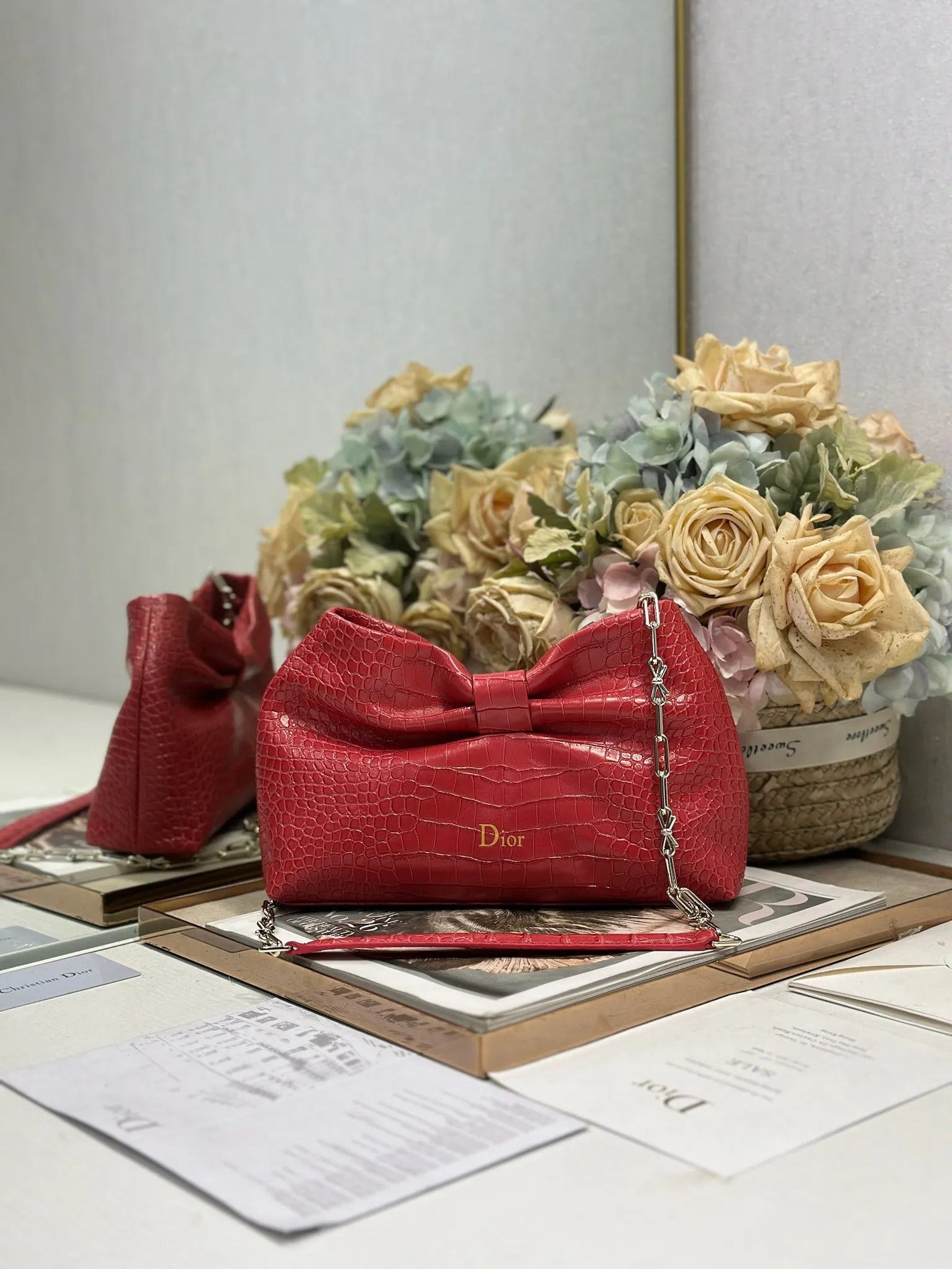 原单迪奥女包|高仿迪奥女包|精仿迪奥女包|一比一迪奥女包<p>Dior-LAMBSKIN 2026春夏 新款手袋  鳄鱼红色 浅金链 LAMBSKIN链条包 全新的包形 小牛皮革的质感 优雅大气 款式实用 可收纳各种日常用品 是日装和晚装的理想良伴 可拆卸链条以蝴蝶结点缀更显精致 可手提或斜挎 型号 0714尺寸 27×8×18cm 长×宽×高 </p>
