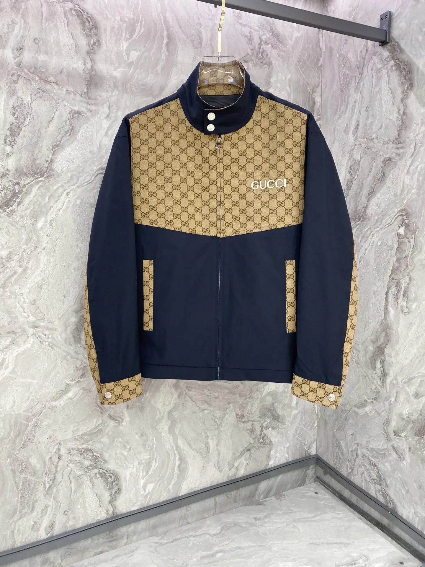 原单外套男装|高仿外套男装|精仿外套男装|一比一外套男装<p> Gucci 古奇 新款立领夹克春装外套 新款发布 拼接提花顶级品质>(夹克系列)专柜官网同步发售 辅料全部原版定制出品贸易公司真品订单 高级定制进口面料 以天然植物纖維提炼出来 比一般棉织物轻薄 手感柔软 穿着舒适 完全不易有刺激皮肤 面料吸湿性 透气性良好 </p><p>颜色 蓝色</p><p>尺码: 48-56</p>
