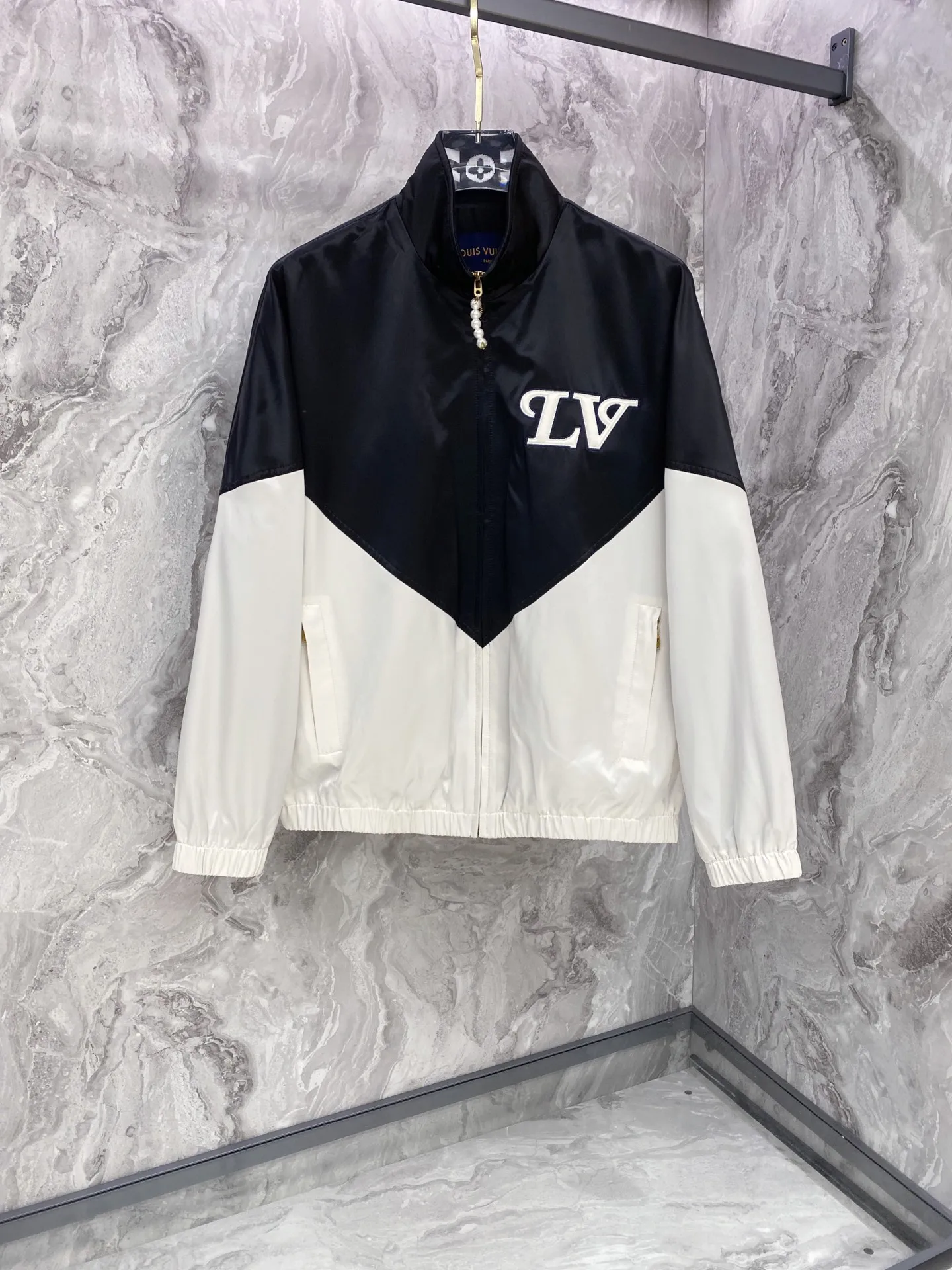 原单外套男装|高仿外套男装|精仿外套男装|一比一外套男装<p> LV 春款2026最新款时尚设计师款夹克外套.处处细节显工艺足够的高级 结构性剪裁的设计改变来展现男士多样的形象变化修身利落 剪裁合体 满足时下正流行的多层次穿搭 生活百搭款式</p><p>码数 48-56</p>