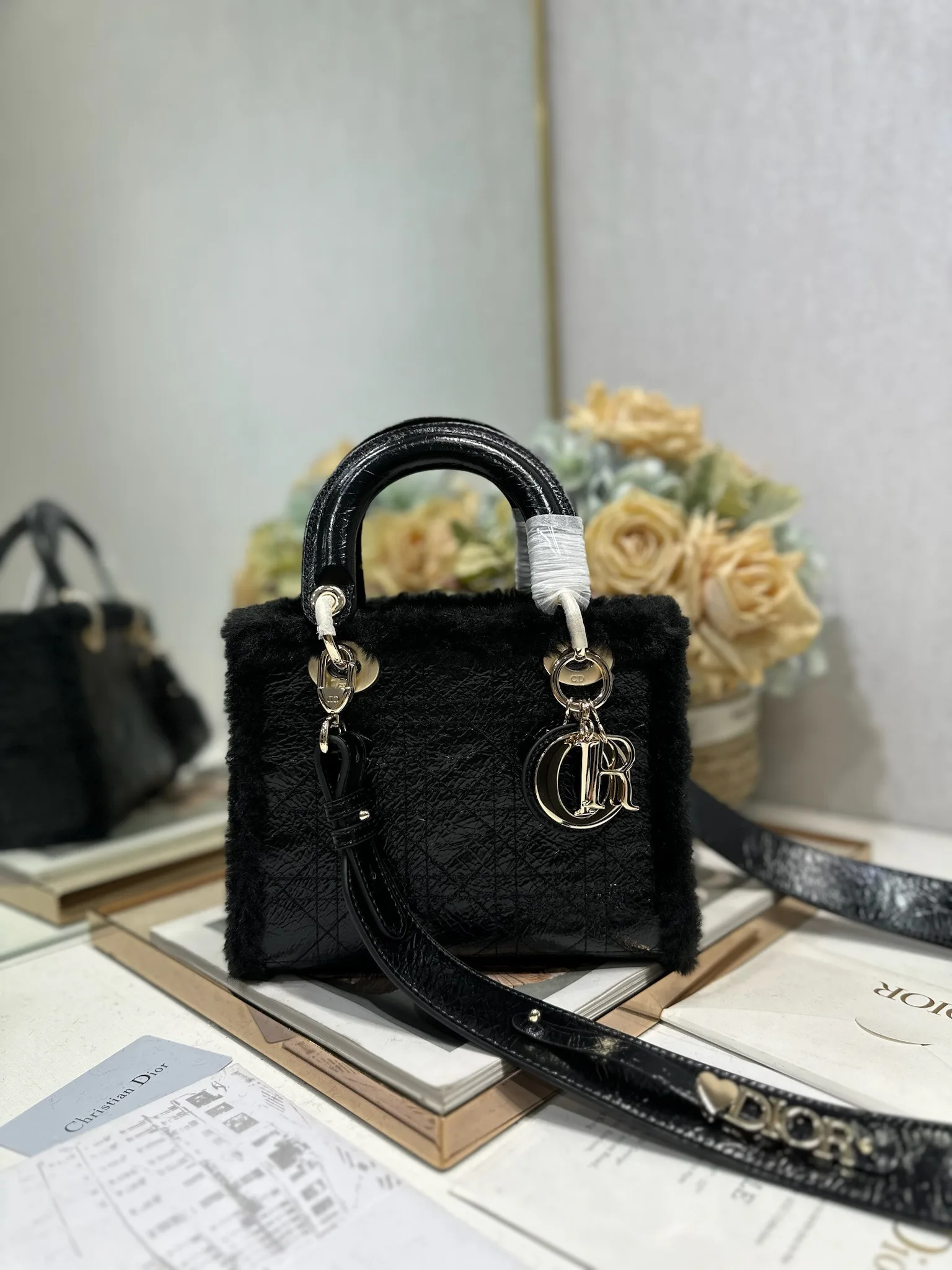 原单迪奥女包|高仿迪奥女包|精仿迪奥女包|一比一迪奥女包<p>小号Lady D ior戴妃四格手袋 黑拼黑毛 这款 Lady D ior 手袋集中体现了 D ior 对优雅和美丽的深刻洞见 迷你款式 搭配可拆卸的调节肩带 可手提或斜挎 是晚装的理想伴侣 型号 0538</p><p>尺寸 20 x 17 x 8 厘米 长 x 高 x 宽 </p>