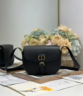 <p>New Dior Bobby 中号手袋 黑色荔枝纹 这款 Dior Bobby 手袋早春系列新品 以高雅线条和匀称比例全新演绎水饺包廓形 彰显 Dior 风范 采用黑色粒面牛皮革精心制作 内部搭配绒面牛皮革 可拆卸 可调节的肩带搭配优雅的针扣调节 可手提 肩背或斜挎 型号 9337</p><p>尺寸 22 x 17 x 6 厘米 长 x 高 x 宽 </p>