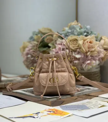 <p>微型 Dior Caro 水桶包 粉色 这款微型 Dior Caro 水桶包秋季成衣系列新品 彰显时尚优雅风范 采用黑色羊皮等材质革精心制作 饰以超大藤格纹缉面线 设有一个抽绳隔层 正面翻盖口袋饰以复古金色饰面金属 CD 标志 可收纳各种小件日常用品 型号 5250</p><p>尺寸 14 x 15 x 7 厘米 长 x 高 x 宽 </p>