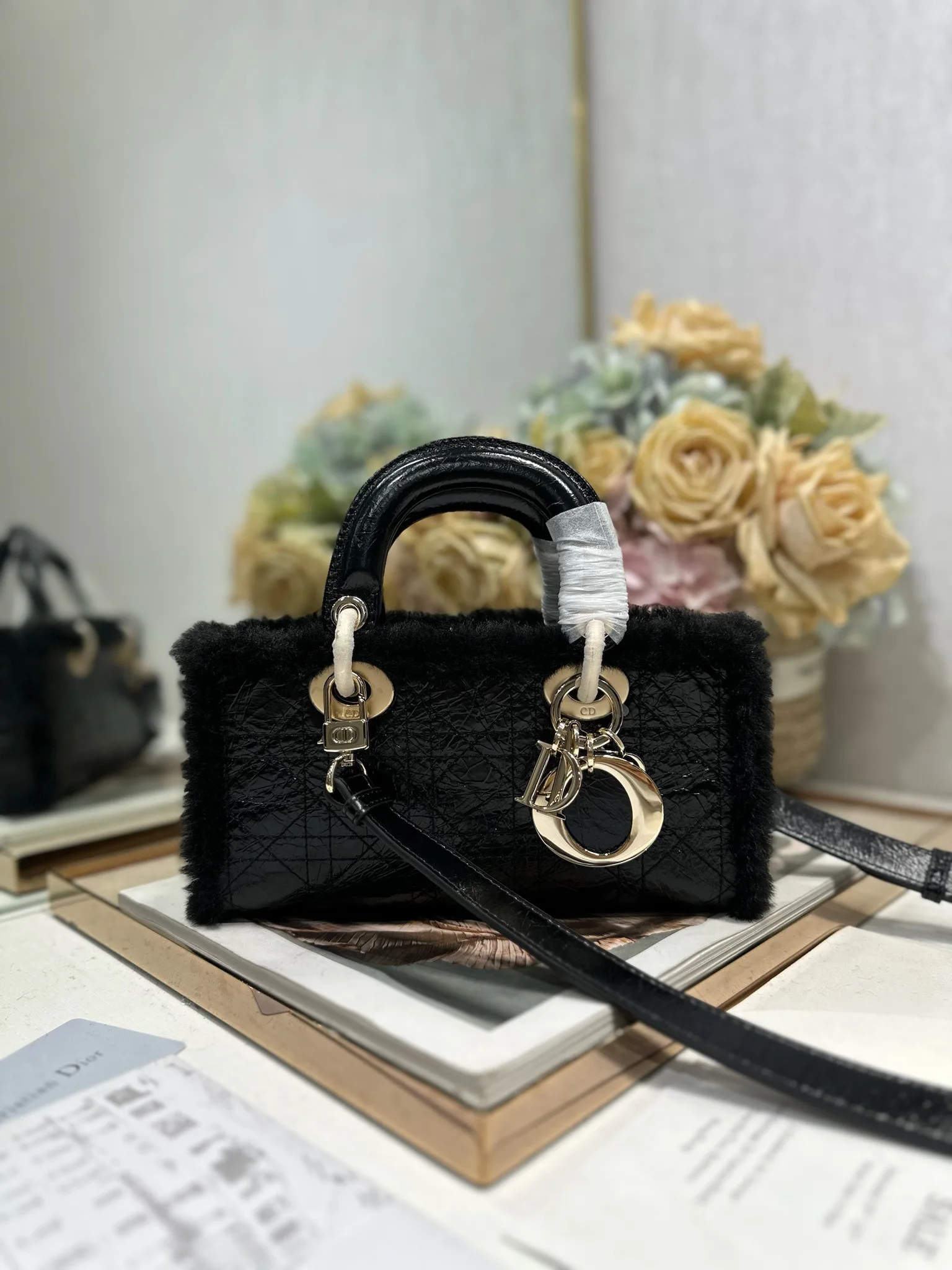 原单迪奥女包|高仿迪奥女包|精仿迪奥女包|一比一迪奥女包<p>小号 Lady D-Joy 手袋 黑拼黑毛 采用黑色绒面革精心制作 饰以藤格纹缉面线并搭配黑色牛皮革皮毛一体 彰显 D ior 的精湛工艺 小号款式 搭配可拆卸的链条肩带和可调节 可拆卸的绒面肩带 可手提或斜挎 是日常的理想伴侣 型号 0540/0910尺寸 22.5 x 5.5 x 12.5 厘米 长 x 高 x 宽 </p>