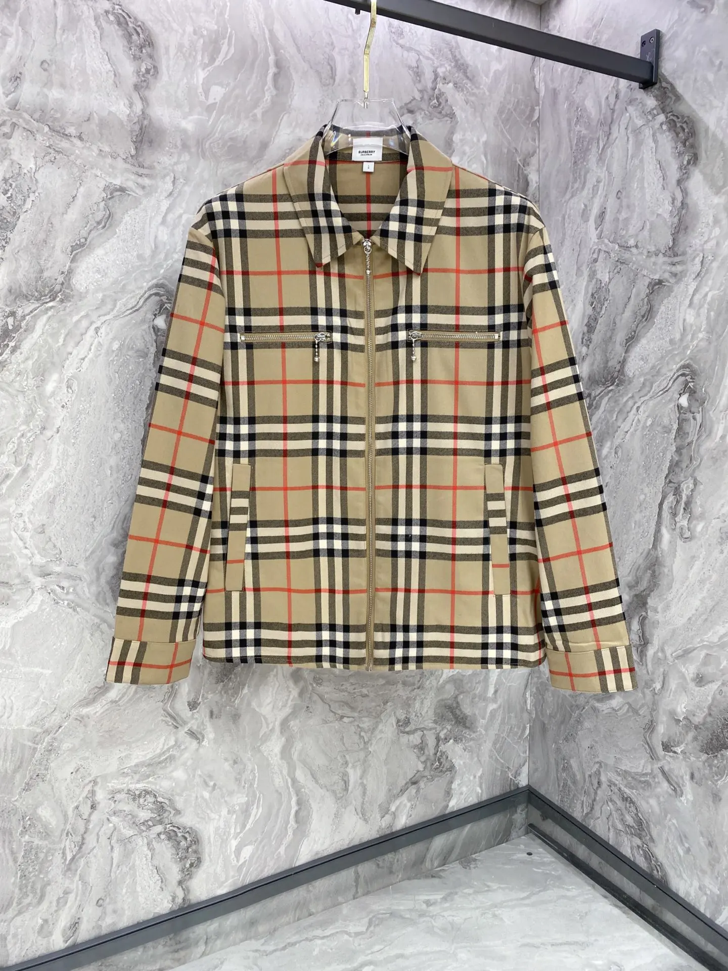 原单外套男装|高仿外套男装|精仿外套男装|一比一外套男装<p> Burberry 巴宝莉 26新款春装新品夹克发布 翻领羊绒衬衫别有风味的一个小爆款 质量绝对的保证. 上身效果超级不错 潮流百搭款 辅料全原1:1开模定制.绝对物超所值 </p><p>颜色 卡色</p><p>码数 48-56</p>