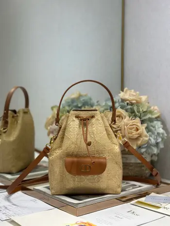 <p>小号 Dior Caro 水桶包 编织 这款 Dior Caro 水桶包秋季成衣系列新品 彰显时尚优雅风范 采用天然拉菲草等材质精心制作 饰以超大藤格纹缉面线 带有宽敞的抽绳隔层 正面翻盖口袋饰以金色饰面金属 CD 标志 可收纳各种小件日常用品 小号款式 搭配可拆卸顶部手柄和可调节 可拆卸肩带 可轻松手提 肩背或斜挎 型号 3372</p><p>尺寸 20 x 24 x 9 厘米 长 x 高 x 宽 </p>