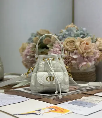 <p>微型 Dior Caro 水桶包 白色 这款微型 Dior Caro 水桶包秋季成衣系列新品 彰显时尚优雅风范 采用黑色羊皮等材质革精心制作 饰以超大藤格纹缉面线 设有一个抽绳隔层 正面翻盖口袋饰以复古金色饰面金属 CD 标志 可收纳各种小件日常用品 型号 5250</p><p>尺寸 14 x 15 x 7 厘米 长 x 高 x 宽 </p>