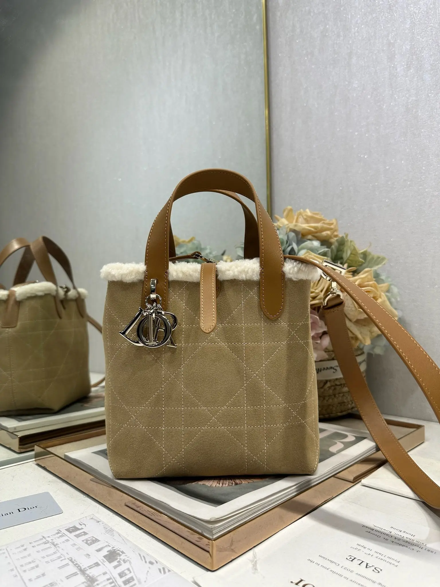 原单迪奥女包|高仿迪奥女包|精仿迪奥女包|一比一迪奥女包<p>小号 DiorAlps Dior Toujours 竖版手袋 杏绒拼皮 这款 Dior Toujours 竖版手袋来自 DiorAlps 限定系列 时尚实用 别具一格 采用米色做旧效果绒面牛皮革精心制作 饰以超大藤格纹缉面线 搭配米白色羊毛 彰显 Dior 非凡的精湛工艺 可调节两侧 彰显廓形 型号 2836</p><p>尺寸 18.5 x 18.5 x 12厘米 长 x 高 x 宽 </p>