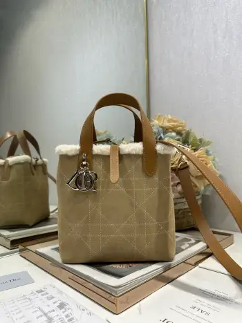<p>小号 DiorAlps Dior Toujours 竖版手袋 杏绒拼皮 这款 Dior Toujours 竖版手袋来自 DiorAlps 限定系列 时尚实用 别具一格 采用米色做旧效果绒面牛皮革精心制作 饰以超大藤格纹缉面线 搭配米白色羊毛 彰显 Dior 非凡的精湛工艺 可调节两侧 彰显廓形 型号 2836</p><p>尺寸 18.5 x 18.5 x 12厘米 长 x 高 x 宽 </p>