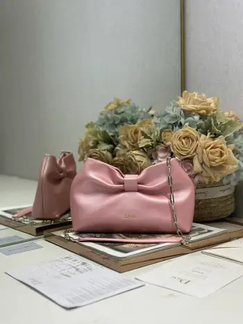 <p>Dior-LAMBSKIN 2026春夏 新款手袋  荧光粉 浅金链 LAMBSKIN链条包 全新的包形 小牛皮革的质感 优雅大气 款式实用 可收纳各种日常用品 是日装和晚装的理想良伴 可拆卸链条以蝴蝶结点缀更显精致 可手提或斜挎 </p><p>型号 0714</p><p>尺寸 27×8×18cm 长×宽×高 </p>