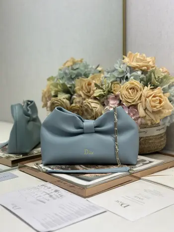 <p>Dior-LAMBSKIN 2026春夏 新款手袋  云雾蓝 浅金链 LAMBSKIN链条包 全新的包形 小牛皮革的质感 优雅大气 款式实用 可收纳各种日常用品 是日装和晚装的理想良伴 可拆卸链条以蝴蝶结点缀更显精致 可手提或斜挎 </p><p>型号 0714</p><p>尺寸 27×8×18cm 长×宽×高 </p>