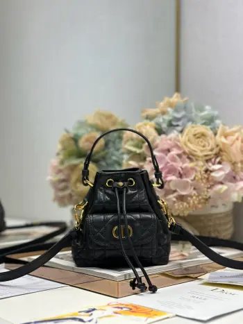 <p>微型 Dior Caro 水桶包 黑色 这款微型 Dior Caro 水桶包秋季成衣系列新品 彰显时尚优雅风范 采用黑色羊皮等材质革精心制作 饰以超大藤格纹缉面线 设有一个抽绳隔层 正面翻盖口袋饰以复古金色饰面金属 CD 标志 可收纳各种小件日常用品 型号 5250</p><p>尺寸 14 x 15 x 7 厘米 长 x 高 x 宽 </p>