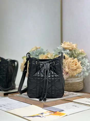 <p>小号 D-Motion 手袋 黑色 带可扫描高版本163变码芯片 这款 D-Motion 手袋采用黑色羊皮革精心制作 搭配滑动设计的可调节肩带 可肩背或斜挎 型号 2851</p><p>尺寸 17 x 19.5 x 11 厘米 长 x 高 x 宽 </p><p>可</p>