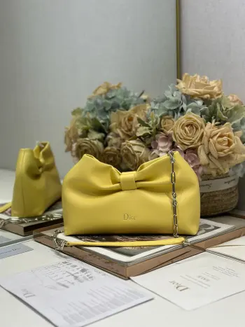 <p>Dior-LAMBSKIN 2026春夏 新款手袋  黄色 浅金链 LAMBSKIN链条包 全新的包形 小牛皮革的质感 优雅大气 款式实用 可收纳各种日常用品 是日装和晚装的理想良伴 可拆卸链条以蝴蝶结点缀更显精致 可手提或斜挎 </p><p>型号 0714</p><p>尺寸 27×8×18cm 长×宽×高 </p>