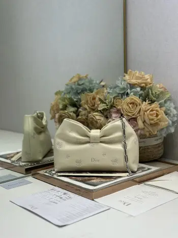 <p>Dior-LAMBSKIN 2026春夏 新款手袋  米色刺绣 银链 LAMBSKIN链条包 全新的包形 四叶草刺绣与小牛皮革的质感 优雅大气 四叶草的图案 应该是Jonathan Anderson(乔纳森 安德森)在设计上的独特标志 可拆卸链条以蝴蝶结点缀更显精致 可手提或斜挎 </p><p>型号 0714</p><p>尺寸 27×8×18cm 长×宽×高 </p>