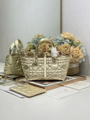 <p>DiorToujours 手袋 金色小号 这款Dior Toujours 手袋采用金色牛皮革精心制作,饰以超大藤格纹缉面线,宽敞的内部隔层搭配小袋,可整齐收纳各种日常用品,另有CD Lock 字母D旋钮式开合,可调节两侧,提升格调.皮革手柄带有可调节细节细节,可轻松手提. CD Lock和系带开合 DIOR吊饰 可拆卸内部小袋 可调节皮革手柄 内含防尘袋  </p><p>型号 1188</p><p>尺寸 23x15x15cm</p>