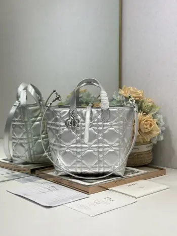 <p> 中号 Dior Toujours 竖版手袋 银色 这款 Dior Toujours 竖版手袋时尚实用 别具一格 采用银色牛皮革精心制作 饰以绗缝效果超大藤格纹图案提升格调 彰显 Dior 的精湛工艺 宽敞的内部隔层可收纳各种日常用品 设有纤细皮革系带开合 可安全收纳各种物品 型号 2836</p><p>尺寸 23 x 24 x 16 厘米 长 x 高 x 宽 </p>