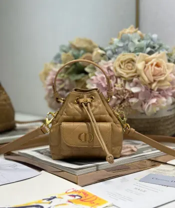 <p>微型 Dior Caro 水桶包 土黄色 这款微型 Dior Caro 水桶包秋季成衣系列新品 彰显时尚优雅风范 采用黑色羊皮等材质革精心制作 饰以超大藤格纹缉面线 设有一个抽绳隔层 正面翻盖口袋饰以复古金色饰面金属 CD 标志 可收纳各种小件日常用品 型号 5250</p><p>尺寸 14 x 15 x 7 厘米 长 x 高 x 宽 </p>