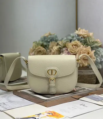 <p>New Dior Bobby 中号手袋 白色荔枝纹 这款 Dior Bobby 手袋早春系列新品 以高雅线条和匀称比例全新演绎水饺包廓形 彰显 Dior 风范 采用白色粒面牛皮革精心制作 内部搭配绒面牛皮革 可拆卸 可调节的肩带搭配优雅的针扣调节 可手提 肩背或斜挎 型号 9337</p><p>尺寸 22 x 17 x 6 厘米 长 x 高 x 宽 </p>