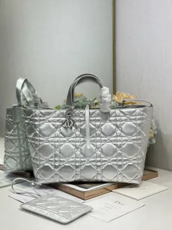 <p>DIORTOUJOURS 手袋 银色大号 这款 Dior Toujours 休闲实用的设计别具一格 采用银色牛皮革精心制作 饰以超大藤格纹缉面线 宽敞的内部隔层搭配小袋 可整齐收纳各种日常用品 大号款式 皮革手柄带有可调节细节 可手提或肩背 </p><p>CD Lock 和系带开合</p><p>D.I.O.R. 吊饰</p><p>可拆卸内部小袋</p><p>可调节皮革手柄</p><p>内含防尘袋</p><p>型号 1188</p><p>尺寸 37 x 20 x 28.5 厘米</p><p>手柄长度 14 - 29 厘米</p>