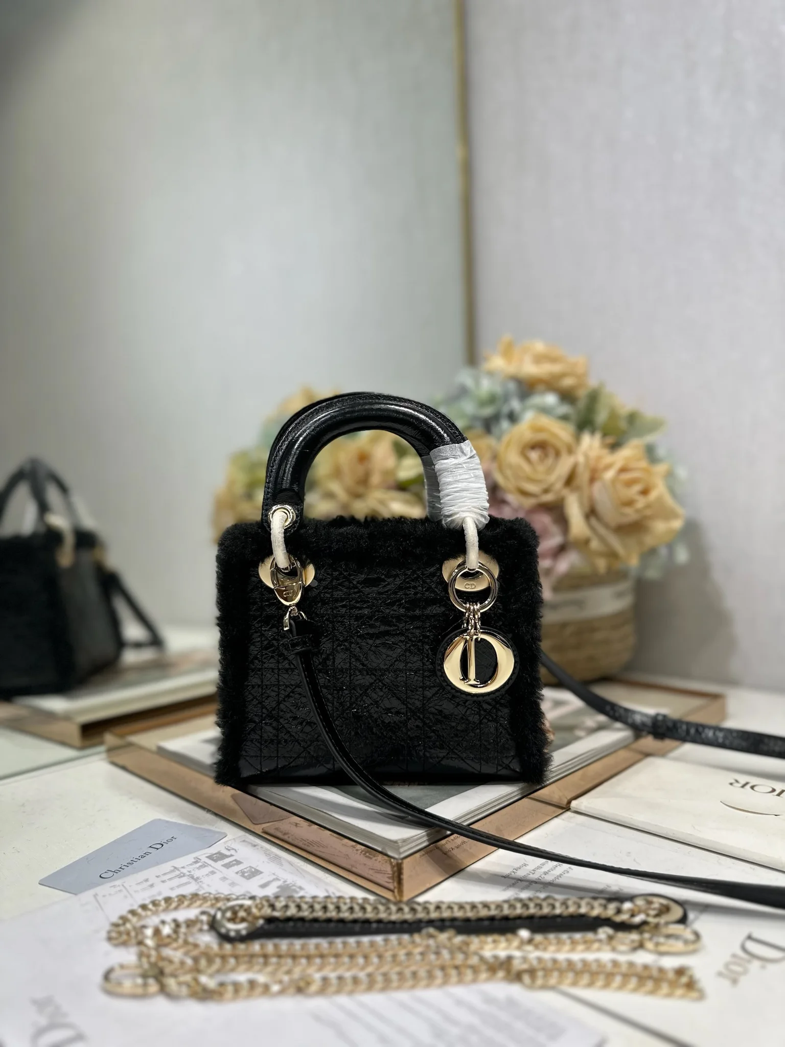 原单迪奥女包|高仿迪奥女包|精仿迪奥女包|一比一迪奥女包<p>迷你Lady D ior戴妃三格手袋 黑拼黑毛 这款 Lady D ior 手袋集中体现了 D ior 对优雅和美丽的深刻洞见 迷你款式 搭配可拆卸的链条肩带 可手提或斜挎 是晚装的理想伴侣 型号 0505</p><p>尺寸 17 x 15 x 7 厘米 长 x 高 x 宽 </p>