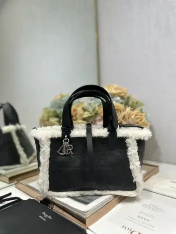 <p>小号 D ior Toujours 手袋 灰黑裂纹拼白 灰黑裂纹牛皮和白色山羊毛一体 采用裂纹黑色牛皮精心制作 饰以超大藤格纹缉面线 宽敞的内部隔层搭配小袋 可整齐收纳各种日常用品 设有皮革系带开合 可安全收纳各种物品 可轻松手提  型号 1188</p><p>尺寸 23 x 14 x 12 厘米 长 x 高 x 宽 </p>