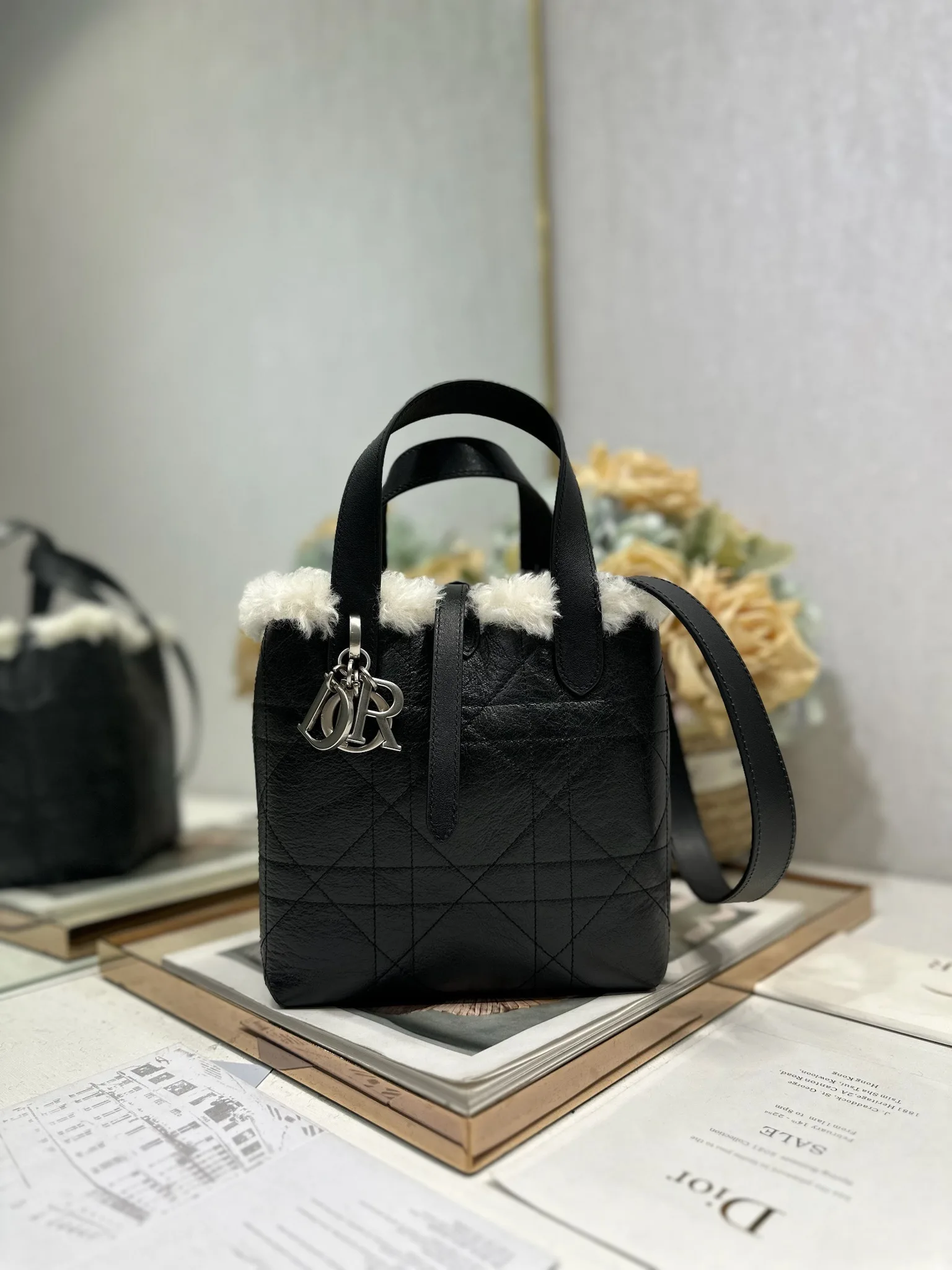 原单迪奥女包|高仿迪奥女包|精仿迪奥女包|一比一迪奥女包<p>DiorAlps 小号 Dior Toujours 竖版手袋 灰黑裂纹拼白 这款 Dior Toujours 竖版手袋来自 DiorAlps 限定系列 时尚实用 别具一格 采用煤灰色做旧效果羊皮革等材质精心制作 饰以超大藤格纹缉面线 搭配米白色羊毛 彰显 Dior 非凡的精湛工艺 型号 2836</p><p>尺寸 18.5 x 18.5 x 12 厘米 长 x 高 x 宽 </p>