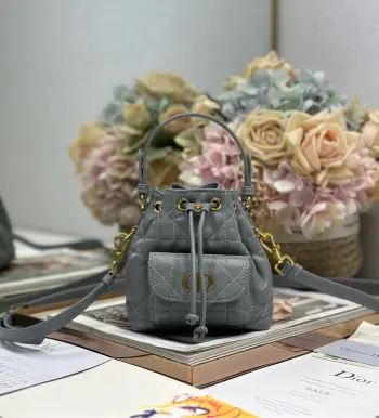 <p>微型 Dior Caro 水桶包 灰色 这款微型 Dior Caro 水桶包秋季成衣系列新品 彰显时尚优雅风范 采用黑色羊皮等材质革精心制作 饰以超大藤格纹缉面线 设有一个抽绳隔层 正面翻盖口袋饰以复古金色饰面金属 CD 标志 可收纳各种小件日常用品 型号 5250</p><p>尺寸 14 x 15 x 7 厘米 长 x 高 x 宽 </p>