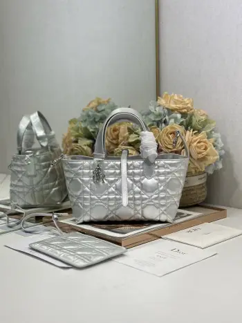 <p>DiorToujours 手袋 银色小号 这款Dior Toujours 手袋采用银色牛皮革精心制作,饰以超大藤格纹缉面线,宽敞的内部隔层搭配小袋,可整齐收纳各种日常用品,另有CD Lock 字母D旋钮式开合,可调节两侧,提升格调.皮革手柄带有可调节细节细节,可轻松手提. CD Lock和系带开合 DIOR吊饰 可拆卸内部小袋 可调节皮革手柄 内含防尘袋  </p><p>型号 1188</p><p>尺寸 23x15x15cm</p>